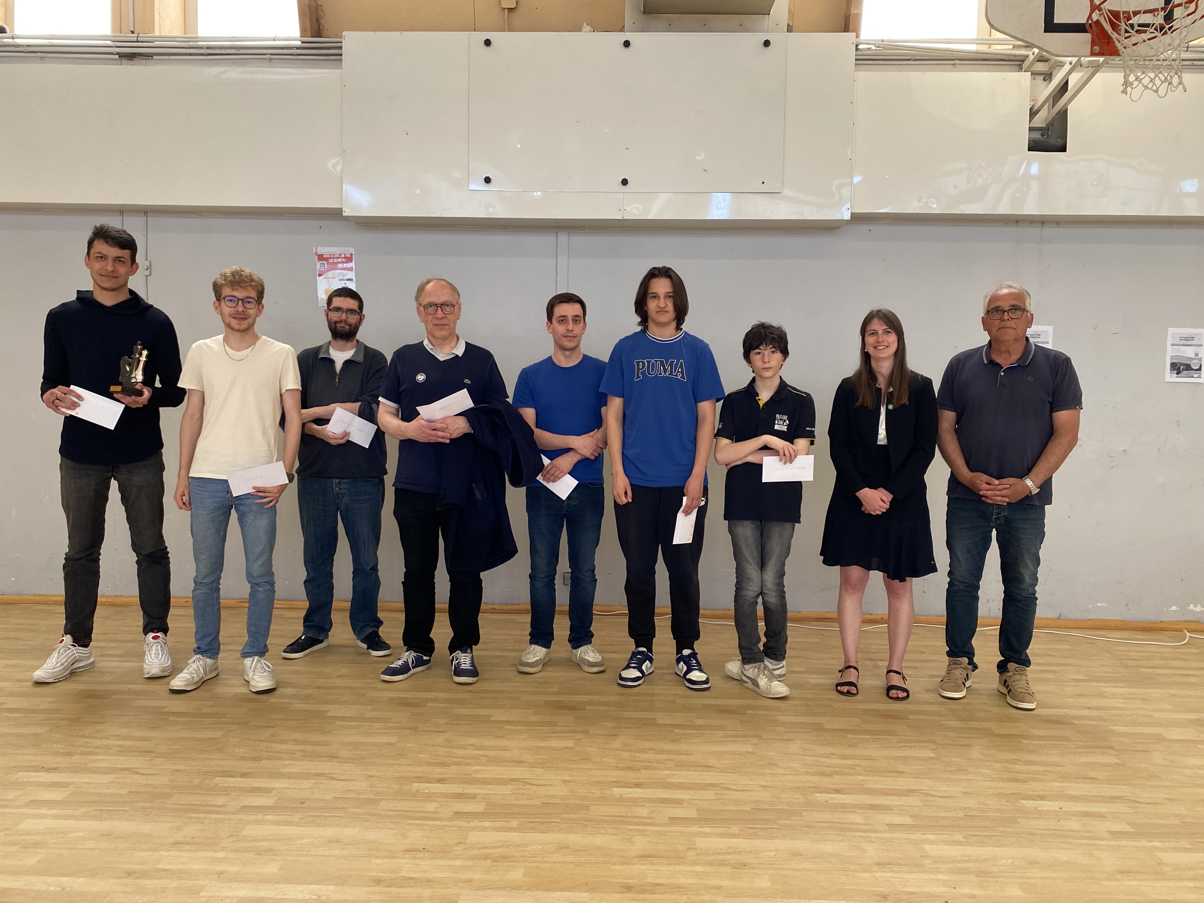Le podium et les récompensés du Tournoi A